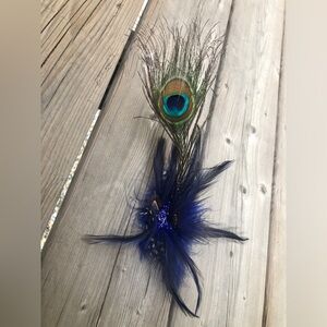 Peacock feather hairpiece/pin/brooch blue